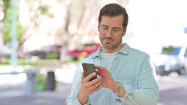 Dışarıdaki Telefondaki Sıradan Genç Adam Mesajlarının Portresi