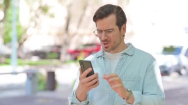 Çevrimiçi Kaybı Eleştiren Sıradan Genç Adam Portresi