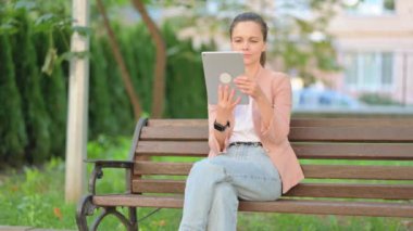 Serbest İş Kadını Tablet 'te Video Sohbeti Yapıyor