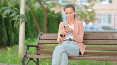 Açık Alan 'da Otururken Sıradan İş Kadını Mesaj Yazıyor