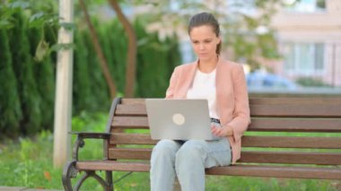 Laptop 'ta Gündelik İş Kadını Başarı Kutlaması