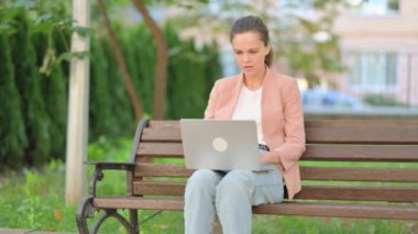 Günlük İş Kadını Laptop 'ta Kaybından Şok Oldu