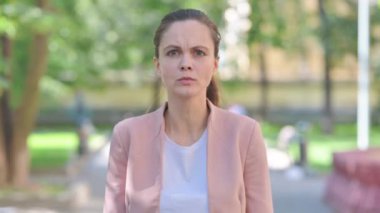 Şok Olan Sıradan İş Kadınının Portresi