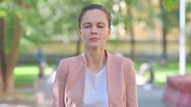 Öfkeli İş Kadını Çığlığı Portresi