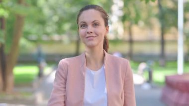 Dışarıdaki Kamerayı Gösteren Sıradan İş Kadını Portresi