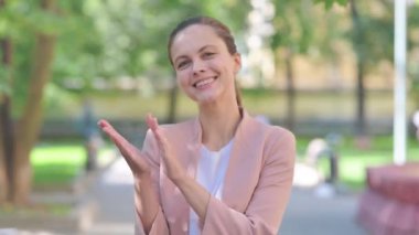 Sıradan İş Kadını Açık Hava 'dan Alkışlar