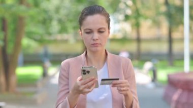 Çevrimiçi Telefonla Günlük İş Kadını Alışverişi Portresi