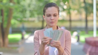 Gelişigüzel İş Kadını Dışarda Para Sayıyor