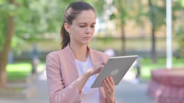 Tablet Kullanan Sıradan İş Kadını Portresi