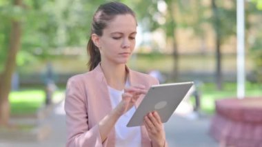 Tablette Başarı Kutlaması Yapan Sıradan İş kadınının Portresi