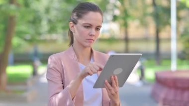 Tablette Kayıpları Olan Sıradan İş Kadını Portresi