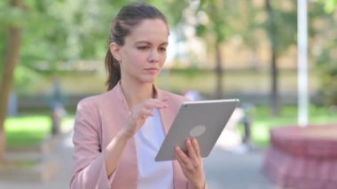 Tablet 'te Görüntü Sohbeti Yapan Sıradan İş Kadını Portresi