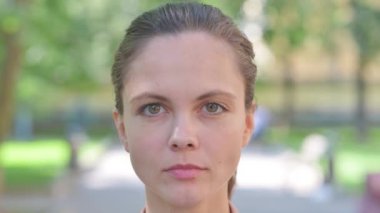 Sıradan İş kadınının gülen yüzüne yakın çekim