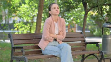 Gergin İş Kadını Hüsran içinde Dışarıda Oturuyor