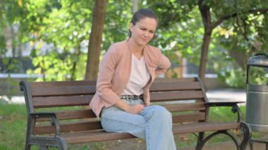 Omurga Ağrısı Olan Genç Kadın Park 'ta Oturuyor