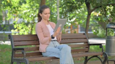 Park 'ta Otururken Dijital Tablet Kullanan Genç Kadın