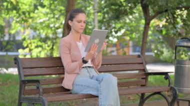 Park 'ta otururken Tabletteki Kayıp Genç Kadın