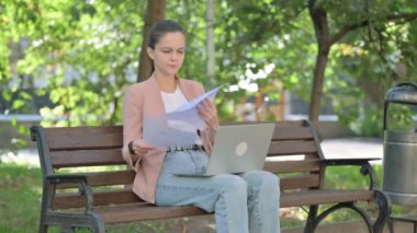 Dokümanlar ve Laptop 'la Çalışan Genç Kadın