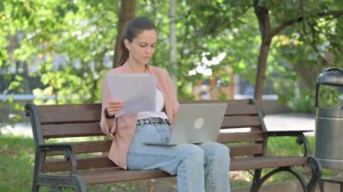 Evrak ve Çevrimiçi Çalışmadan Hoşlanan Genç Kadın