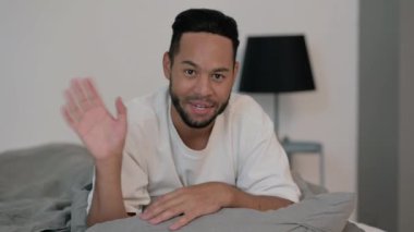 Yaşlı adamın yatakta karnı üzerinde yatarken görüntüsü görüntüsü.