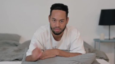 Yaşlı Adam Yatakta Midesinin Üzerinde Uzanıyor 'dan Başparmaklar Aşağı