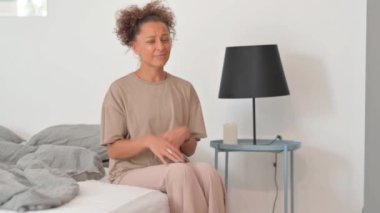 Öfkeli ihtiyar Hüsran içinde Yatağın kenarında oturuyor