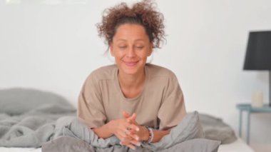 Yatakta Oturan Dizüstü Bilgisayarı Kullanan Yaşlı Adam 'dan Başparmaklar Yukarı