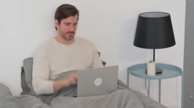 Yatakta Oturan Yaşlı Adam 'ın Dizüstü bilgisayarında Online Video Sohbeti