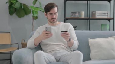Çevrimiçi Telefon ile Yaşlı Adam Alışverişi Portresi
