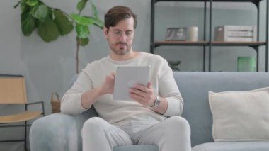 Tablet Kullanan Yaşlı Adam 'ın Portresi