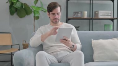 Tablette Kaybı Olan Yaşlı Yaşlı Yaşlı Adam