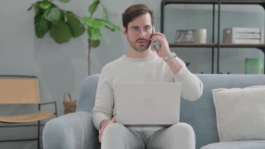 Yaşlı adam dışarıda telefonla konuşuyor.