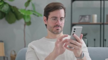 Dışarıda Yaşlı Adam Mesajlaşmasının Portresi