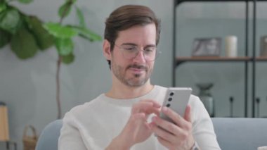 İhtiyarın Portresi Telefonda Sonuçlar İçin Heyecanlı