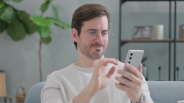 Çevrimiçi Kaybı Eleştiren Yaşlı Adam Portresi