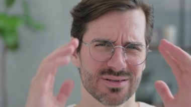 Migreni olan yaşlı bir adamın portresi