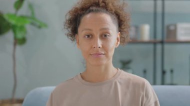 Dışarıdaki Ciddi Yaşlı Adamın Portresi