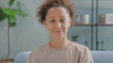 Yaşlı adamın portresi insanları dışarı davet ediyor.