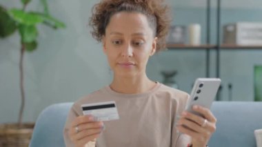 Çevrimiçi Telefon ile Yaşlı Adam Alışverişi Portresi