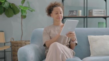 Tablet 'te Video Sohbeti Yapan Yaşlı Adam Portresi