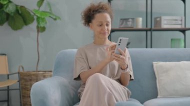 Dışarıda Yaşlı Adam Mesajlaşmasının Portresi