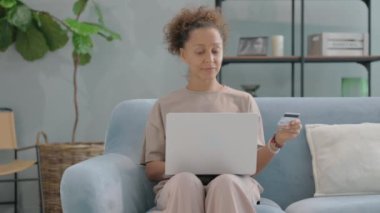 Çevrimiçi Telefon ile Yaşlı Adam Alışverişi Portresi