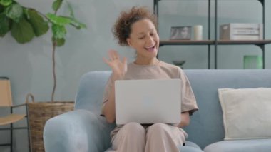 Çevrimiçi Görüntü Sohbeti: Laptop: Yaşlı Adam Açık havada Oturuyor