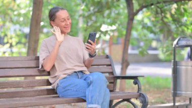 Yaşlı Adam Smartphone 'da Online Video Konuşması Yapıyor