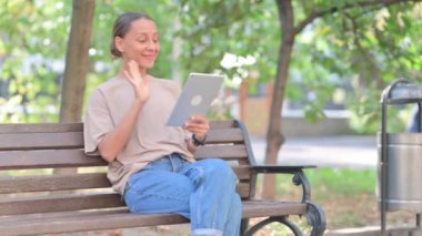 Tablet 'te Video Sohbeti Yapan Yaşlı Adam