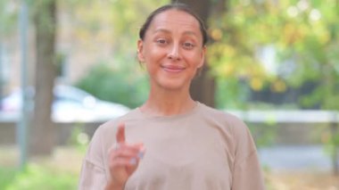 Yaşlı adamın portresi insanları dışarı davet ediyor.