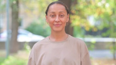 Dışarıda tezahürat yapan heyecanlı yaşlı adamın portresi.