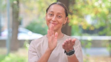 Dışarıdaki Yaşlı Adam 'dan Alkış Hareketi