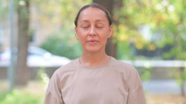 Korkmuş ve Endişeli Yaşlı Kadın Portresi