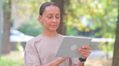 Tablet Kullanan Yaşlı Adam 'ın Portresi